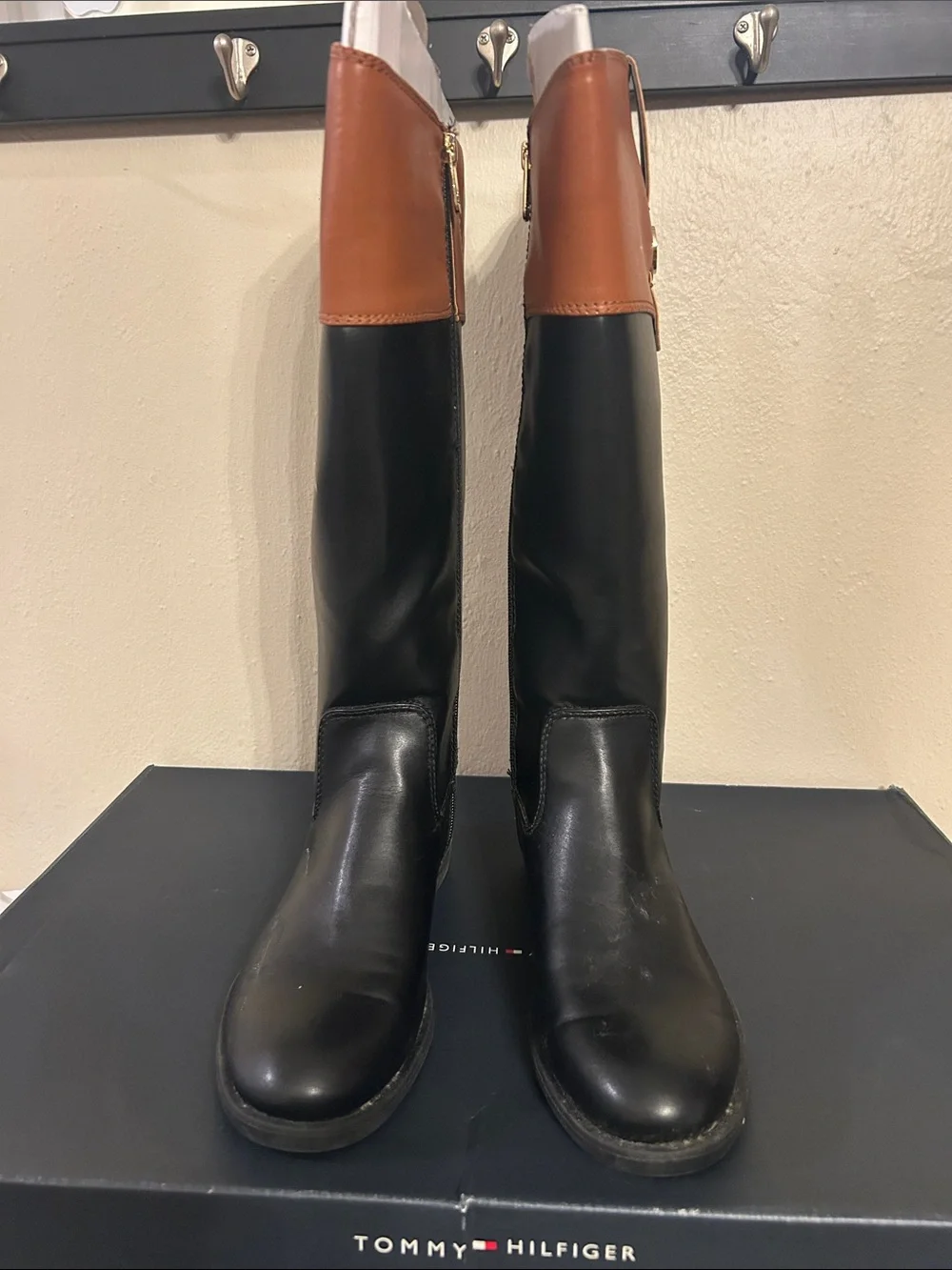 Tommy Hilfiger Women’s Shano with Black/Tan